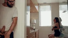 تشغيل أنا أستمني سراً بينما تغير ملابسها