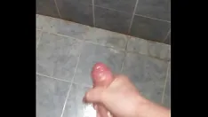 Reproducir Gran polla blanca masturbándose con fuerza y ​​corriéndose en un baño público