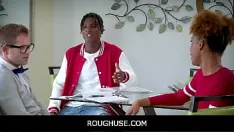 播放 Roughuse - 导师的免费使用奖励
