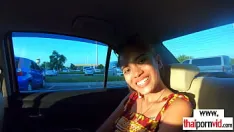 Reproducir Pequeña asiática amateur de tetas pequeñas cherry relajándose con una gran polla blanca