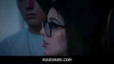 Putar Roughuse -pesta halloween menjadi liar ketika leana lovings dibor oleh dua kancing terangsang