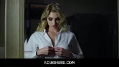 Играть Roughuse - freeuse милфа-официантка с большими сиськами трахнута клиентом на глазах у его жены - Кензи Энн, Леда Лотария