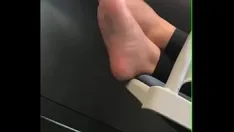 Abspielen College-mädchen entspannt sich im unterricht, ihre füße sind nackt und auf einem stuhl neben ihr entspannt