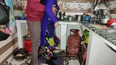 Reproducir Hermanastra follada en la cocina, cuando está cocinando.