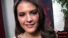 Jouer Pov teen baisée pendant qu'elle parle sale avant une branlette huilée