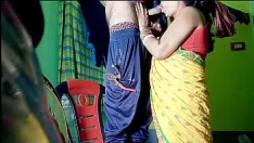Jouer Indien bhabhi xxx chatte humide baise avec un électricien en audio hindi clair | couple de pompiers