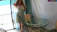 Jouer Beau-fils fait croire à sa belle-mère qu'elle doit avoir des relations sexuelles avec son beau-fils pour rendre son mari heureux
