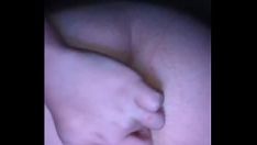 Redare Femboy se dezbracă apoi se joacă cu băiețelul său clitoris și își dă fundul cu degetele