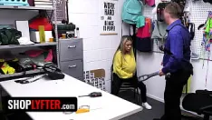 Putar Mencuri gadis dengan puting besar musim panas rubah betina akan ditelanjangi dan kacau di ruang belakang - shoplyfter