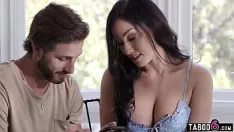 Jouer La belle-mère de la milf jennifer white rivalise avec la petite amie adolescente de son beau-fils spencer bradley