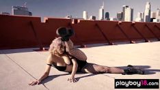 播放 Playboy18.com - 大胸全天然拉丁荡妇米娅情人节在屋顶上脱衣