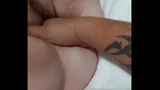 播放 Bbw 谢伊放松，让她的阴部被拉伸