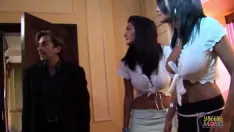 Abspielen Die nacht ist jung und zwei milfs sind geil, also kleiden sie sich in sexy dessous und ficken