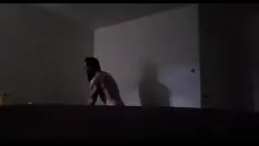 Jouer Cassy cass se faufile dans la maison du voisin pendant qu'il prend sa douche et se fait bouffer la chatte et bien baiser.
