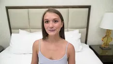 Reproduzir Petite gracinha de 18 anos chupa pau e joga salada