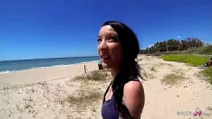تشغيل نحيل في سن المراهقة تانيا بيك اب لأول assfuck في الشاطئ العام من قبل الرجل العجوز