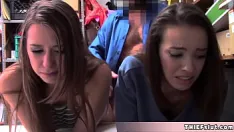 Afspelen Twee schattige brunette tieners opgepakt als dieven