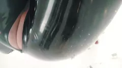 تشغيل آريا غراندرز المطاط catsuit صنم إغاظة الحمار والجلوس على الوجه دومينا