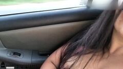 Reproducir Adolescente gordita eyacula mientras se masturba en un viaje en Uber
