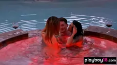 Reproducir La zorra asiática tatuada Kim en un trío salvaje con una pareja amateur