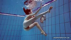 Oynat Cızırtılı Hırvat Genç Martina'nın Ateşli Açık Hava Bikini Gösterisi