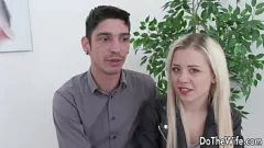 Afspelen Het anale avontuur van kleine blonde huisvrouw Anna Rey