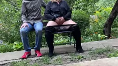 Abspielen Perverser Stiefsohn filmt MILFs Masturbationssitzung im öffentlichen Park
