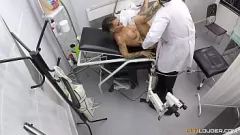 Riproduci Cougar MILF viene controllata dal dottore arrapato e dal suo enorme serpente