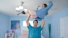 Riproduci La sorellastra si riempie con il grande cazzo del fratello in intensa scena di POV