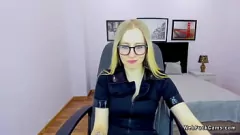 Abspielen Euro Blonde Babe in Brillen blinkt kleine Titten auf Webcam