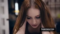 Jouer Rouge adolescente enceinte Maya Kendrick dans Taboo Hardcore Rencontre avec le beau-père