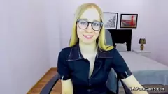 Abspielen Die kleinen Titten von European Blonde Babe, die auf Webcam ausgesetzt sind