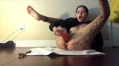 تشغيل Latina Teen يحصل على الشرج والبوس يلعب مع القدمين في شباط السمك
