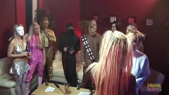 Abspielen Die Kostümparty wird in wilde Gruppen Sex Orgy mit MILFs in Strümpfen