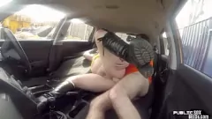 Afspelen Mollige rijdende student krijgt openbare auto fuck by tutor