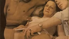 Putar Nenek tua berbulu dalam threesome retro - matang milf & gilf 3some