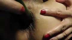 Riproduci Tre dildo e una zucchina: una fantasia masturbazione con calze e gioco anale