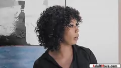 Odtwórz Misty Stone i Daya Knight w parnym trójkącie z przybraną rodziną z wygoloną cipką i siadaniem na twarzy