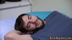 Jouer Une jeune adolescente profite d'une chevauchée hardcore sur la grosse bite de son demi-frère dans cette vidéo porno chaude