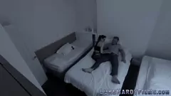 Abspielen Tätowiertes britisches Luder mit großen Titten gibt vor einer Spionagekamera einen umwerfenden Blowjob