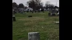 Jouer Cimetière à pied sur les cadeaux mettant l'orbe vert qui se divise en une course échouée.
