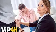 تشغيل المدرب 4 k. المدرب المتقيح يدفع ديون الأبناء من خلال عرض قطها الصغير ذو الشعر الناعم على الرجل