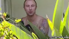 Abspielen Spritzen auf Titten mit Nina Union