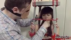 Reproducir La falda astuta se interpreta en la escotilla del piquero para un manejo desagradable.