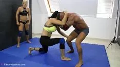 Play Yana b., diana, suzie, zsuzsa vs. zsolt - 4 vs. 1 wrestle 1'27